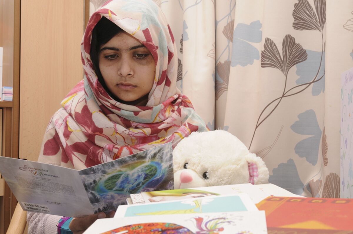 Teenage girl shot by Taliban to publish 'I Am Malala' - Los